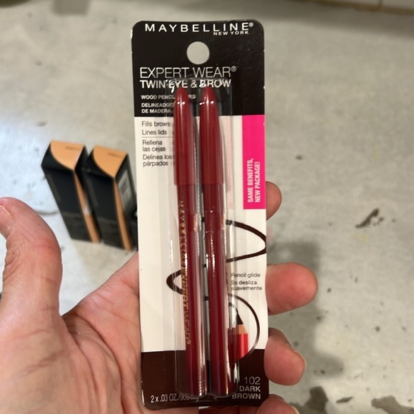 NUDESTIX Black and Red Concealer Makeup Set - Picture 5 of 11